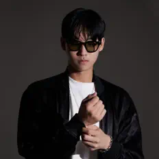 聆聽 Nuki、觀看音樂影片、閱讀小傳、查看巡演日期等！