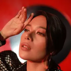 Ascolta Gigi de Lana, guarda video musicali, leggi la biografia, vedi le date del tour & altro!
