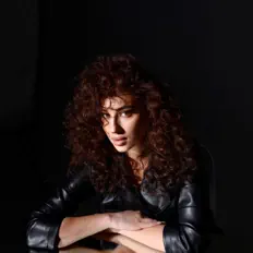 Escucha a SONYA GRIN, mira videos musicales, lee su biografía, consulta las fechas de las gira y más.