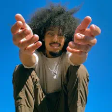 Hör dir Elevation an, schau dir Musikvideos an, lies die Biografie, finde Tourdaten und mehr!