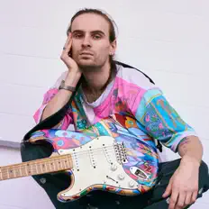 Escucha a izdeb, mira videos musicales, lee su biografía, consulta las fechas de las gira y más.