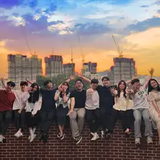 우당탕탕 좁은길을(를) 듣고, 뮤직 비디오를 보고, 약력을 읽고, 투어 일정 등을 확인하세요!