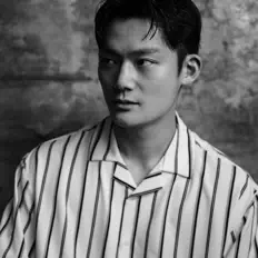 收听 1000 Jinwoo、观看音乐视频、阅读小传、查看巡演日期等 ！