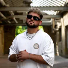 Ακούστε περιεχόμενο από SANE, παρακολουθήστε μουσικά βίντεο, διαβάστε το βιογραφικό, δείτε ημερομηνίες περιοδείας, και πολλά ακόμη!