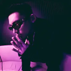 DJ ROOTSを聴いたり、ミュージックビデオを鑑賞したり、経歴やツアー日程などを確認したりしましょう！