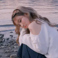 Écoutez 이지, regardez des vidéoclips, lisez la biographie, consultez les dates de tournée et plus encore !
