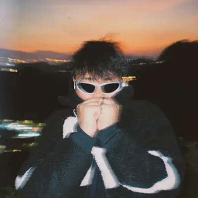 Listen to 守衛, watch music videos, read bio, see tour dates & more!