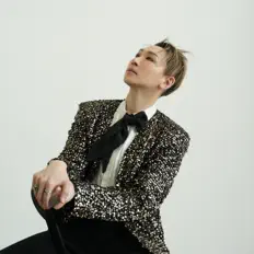Escucha a Kim Ho Young, mira videos musicales, lee su biografía, consulta las fechas de las gira y más.