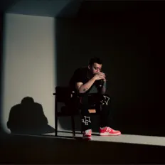 收听 JIN、观看音乐视频、阅读小传、查看巡演日期等 ！