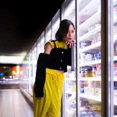 KUOKOを聴いたり、ミュージックビデオを鑑賞したり、経歴やツアー日程などを確認したりしましょう！