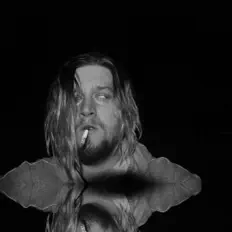 聆聽 Iris、觀看音樂影片、閱讀小傳、查看巡演日期等！