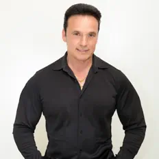 Escucha a Biagio, mira videos musicales, lee su biografía, consulta las fechas de las gira y más.