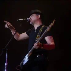 Listen to Jaime López y Su Hotel Garage, watch music videos, read bio, see tour dates & more!