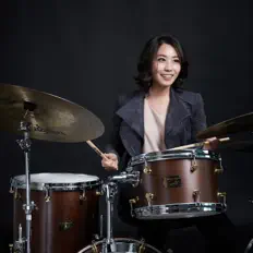 Bomi Choiを聴いたり、ミュージックビデオを鑑賞したり、経歴やツアー日程などを確認したりしましょう！