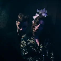 Poslechněte si interpreta Vesper, sledujte hudební videa, přečtěte si životopis, podívejte se na data turné a další informace.
