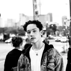 Langston Francisを聴いたり、ミュージックビデオを鑑賞したり、経歴やツアー日程などを確認したりしましょう！