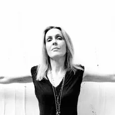 Escucha a Hillary Bratton, mira videos musicales, lee su biografía, consulta las fechas de las gira y más.