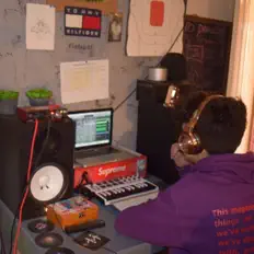 Poslechněte si interpreta A1F, sledujte hudební videa, přečtěte si životopis, podívejte se na data turné a další informace.