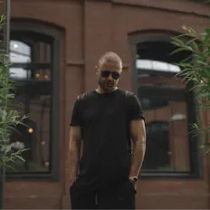 Poslechněte si interpreta DJ Philchansky, sledujte hudební videa, přečtěte si životopis, podívejte se na data turné a další informace.