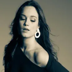 Escucha a Juliana, mira vídeos musicales, lee la biografía, consulta fechas de giras y mucho más.