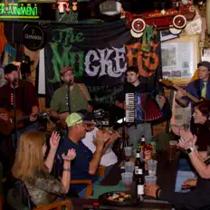 Luister naar The Muckers, bekijk muziekvideo's, lees de bio, bekijk de tourdata, en meer!