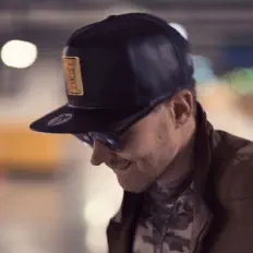 Oboy सुनें, म्यूज़िक वीडियो देखें, बायो पढ़ें, दौरे की तारीखें और बहुत कुछ देखें!