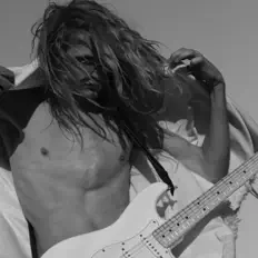 Dengarkan The Warmth, tonton video musik, baca bio, lihat tanggal tur & lainnya!