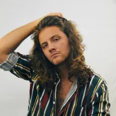 Escucha a Rosario, mira videos musicales, lee su biografía, consulta las fechas de las gira y más.