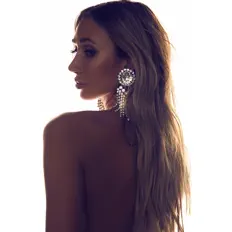 Chloe सुनें, म्यूज़िक वीडियो देखें, बायो पढ़ें, दौरे की तारीखें और बहुत कुछ देखें!