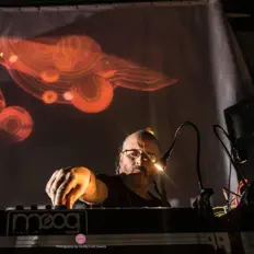 Steevioを聴いたり、ミュージックビデオを鑑賞したり、経歴やツアー日程などを確認したりしましょう！