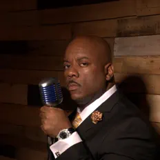 Eric Debonair McNair सुनें, म्यूज़िक वीडियो देखें, बायो पढ़ें, दौरे की तारीखें और बहुत कुछ देखें!