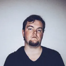 Poslechněte si interpreta The Year Long, sledujte hudební videa, přečtěte si životopis, podívejte se na data turné a další informace.