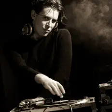 收听 DJ Maestro、观看音乐视频、阅读小传、查看巡演日期等 ！