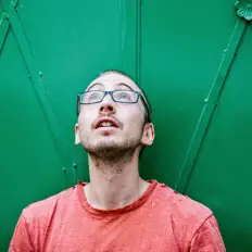 Hör dir Sean Piñiero an, schau dir Musikvideos an, lies die Biografie, finde Tourdaten und mehr!