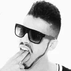 Luister naar Ser Travis, bekijk muziekvideo's, lees de bio, bekijk de tourdata, en meer!