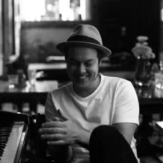 聆聽 Jon Kenzie、觀看音樂影片、閱讀小傳、查看巡演日期等！