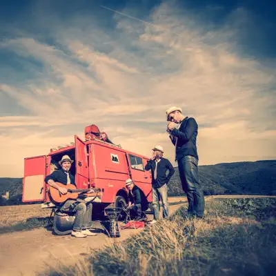 Listen to Besidos, watch music videos, read bio, see tour dates & more!