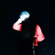 聆聽 jjean、觀看音樂影片、閱讀小傳、查看巡演日期等！
