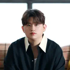 우디을(를) 듣고, 뮤직 비디오를 보고, 약력을 읽고, 투어 일정 등을 확인하세요!
