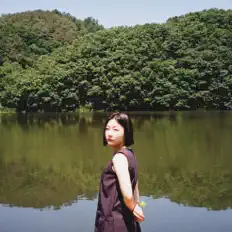 Min Hee Kimを聴いたり、ミュージックビデオを鑑賞したり、経歴やツアー日程などを確認したりしましょう！