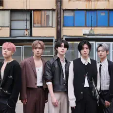 위아이을(를) 듣고, 뮤직 비디오를 보고, 약력을 읽고, 투어 일정 등을 확인하세요!