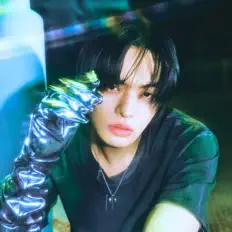 聆聽 LEO、觀看音樂影片、閱讀小傳、查看巡演日期等！