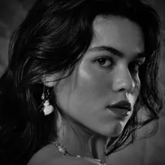 Aprile을(를) 듣고, 뮤직 비디오를 보고, 약력을 읽고, 투어 일정 등을 확인하세요!