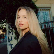 聆聽 bae、觀看音樂影片、閱讀小傳、查看巡演日期等！