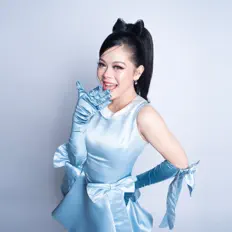 Escucha a Meli, mira videos musicales, lee su biografía, consulta las fechas de las gira y más.