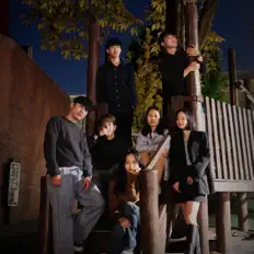 조각을(를) 듣고, 뮤직 비디오를 보고, 약력을 읽고, 투어 일정 등을 확인하세요!