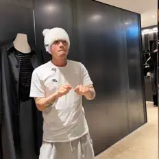 聆聽 Young Prada、觀看音樂影片、閱讀小傳、查看巡演日期等！