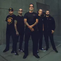 Poslechněte si interpreta undefined, sledujte hudební videa, přečtěte si životopis, podívejte se na data turné a další informace.