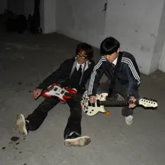 聆聽 HIGHSCHOOL DROPOUT、觀看音樂影片、閱讀小傳、查看巡演日期等！