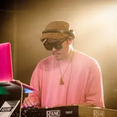 Jazzmalを聴いたり、ミュージックビデオを鑑賞したり、経歴やツアー日程などを確認したりしましょう！